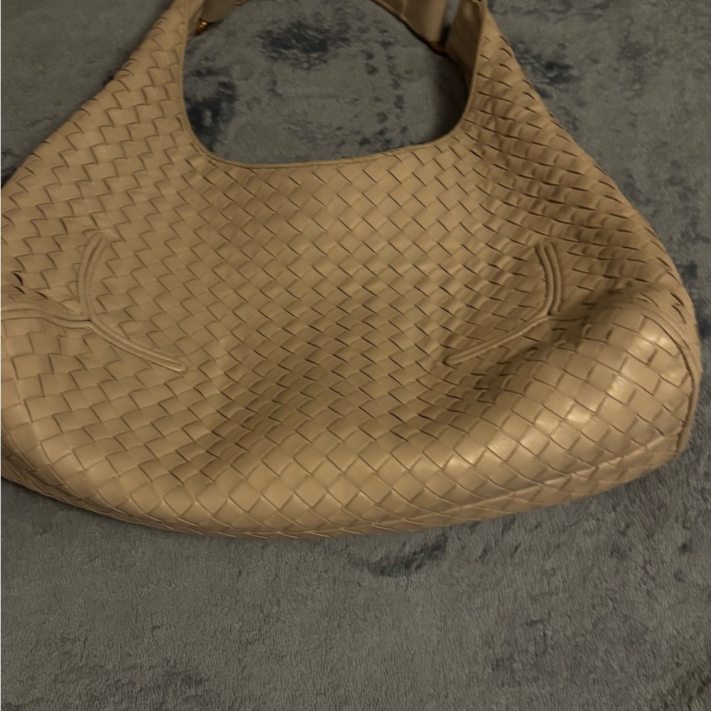 Bottega Veneta Cream Hobo Bag with Woven Leather and Curved Design - Picture 4 of 10